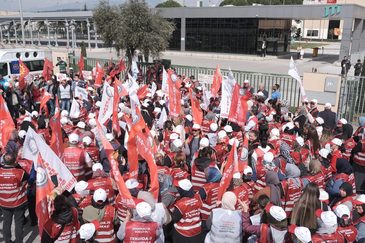 İzmir'de Tütün İşçileri Grevde: Philip Morris'e Büyük Yürüyüş