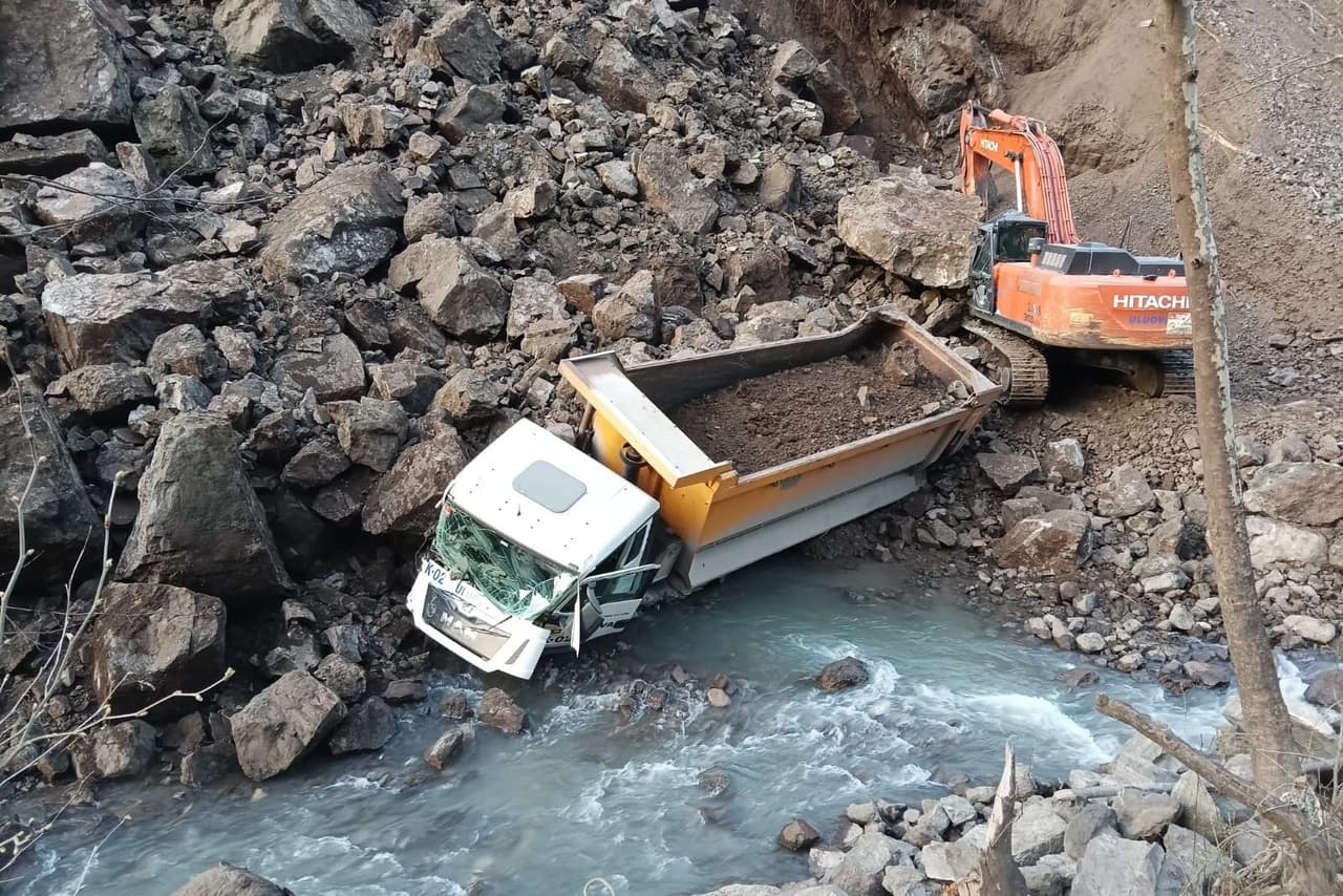 Düzce'de Korkutan Heyelan: İş Makinesi ve Kamyon Toprak Altında Kaldı