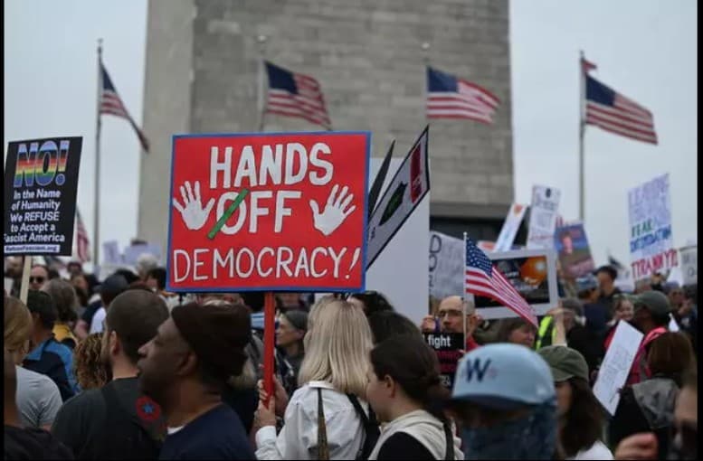 ABD Ayakta: Binlerce Kişi Trump ve Elon Musk'ı Protesto Etmek İçin Sokaklara İndi