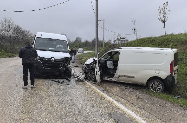 Bursa’da İşçi Servisi Kaza Yaptı: 11’i İşçi Olmak Üzere 13 Kişi Yaralandı