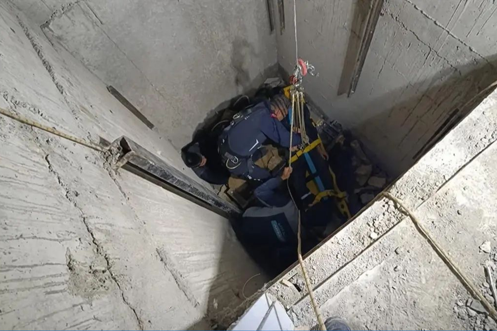 Adıyaman'da iş kazası: Asansör boşluğuna düşen iki göçmen işçi ağır yaralandı