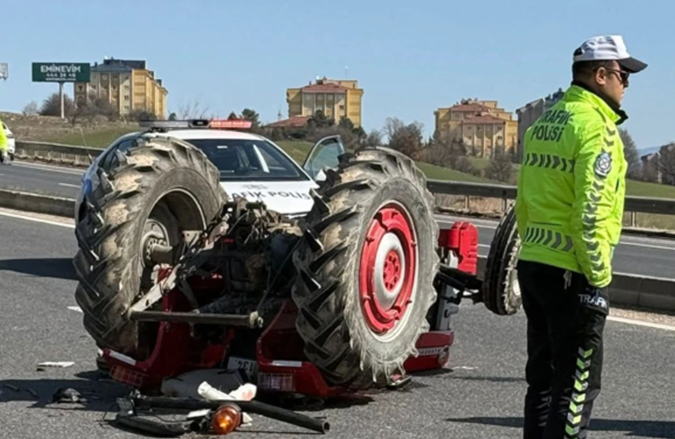 Ahşap elektrik direği taşıyan traktör devrildi; sürücü yaşamını yitirdi