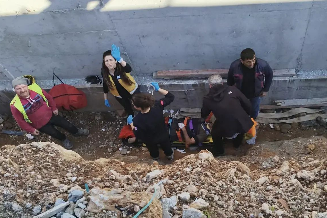Antalya'da inşaatta iş kazası: Bastığı kalas kırılan işçi beş metre yükseklikten düştü