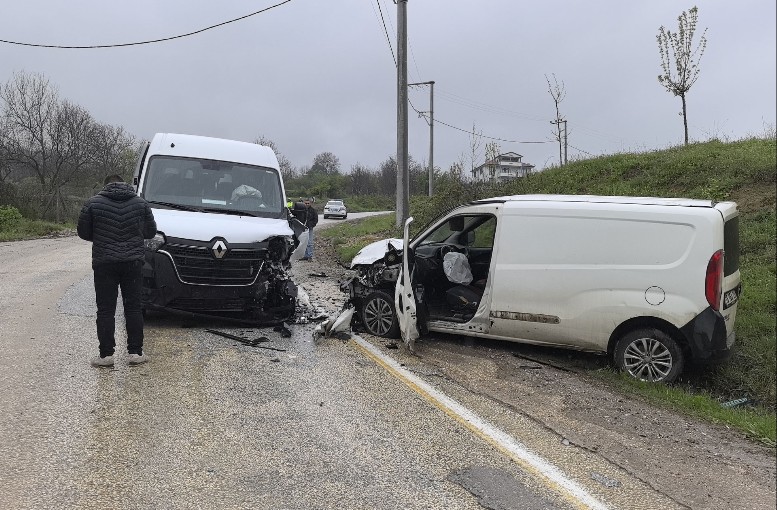 Bursa’da İşçi Servisi Kaza Yaptı: 11’i İşçi Olmak Üzere 13 Kişi Yaralandı