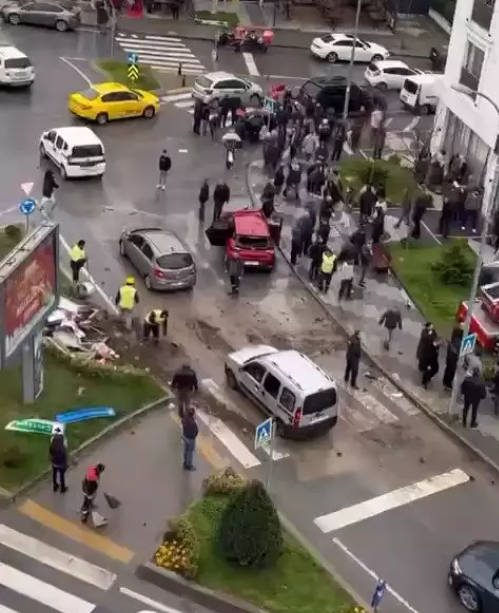 Büyükçekmece'de feci vinç kazası: Binaya girdi!