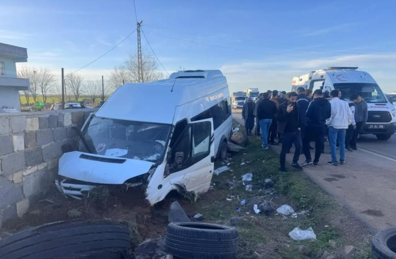 Diyarbakır'da işçileri taşıyan minibüs, bahçe duvarına çarptı: 10 işçi yaralandı