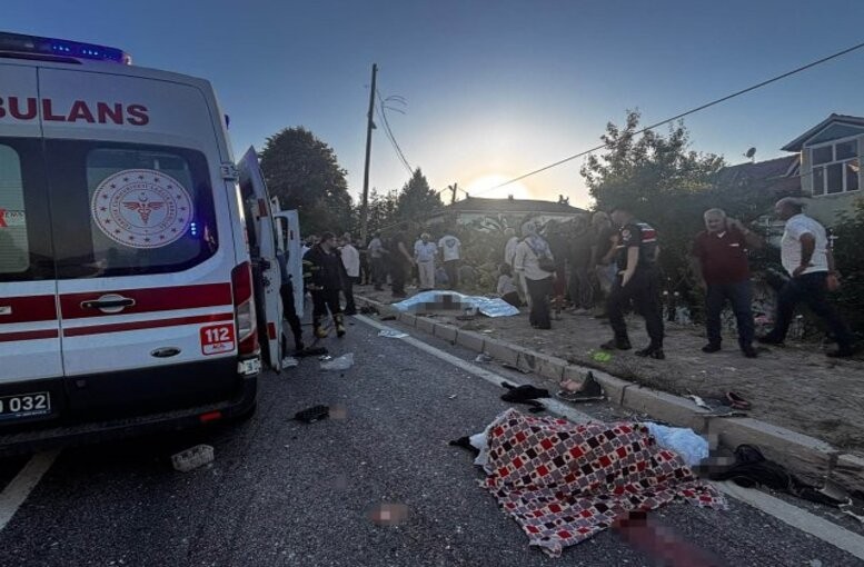 Düzce Akçakoca’da Fındık İşçilerini Taşıyan Tarım Aracı İle Tır Çarpıştı: 4 Ölü, 9 Yaralı