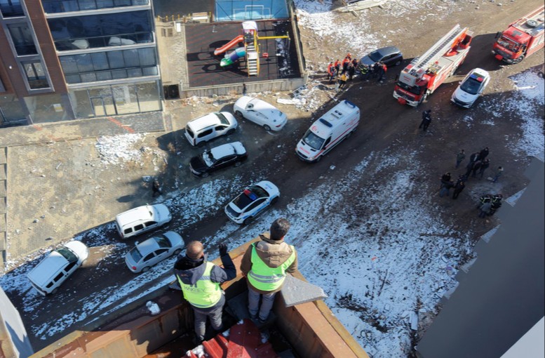 Erzurum’da 7 Aylık Ücret Alacağı Dramı: 6 İnşaat İşçisi 8 Katlı Çatıya Çıktı, Eylem 5 Saat Sürdü!