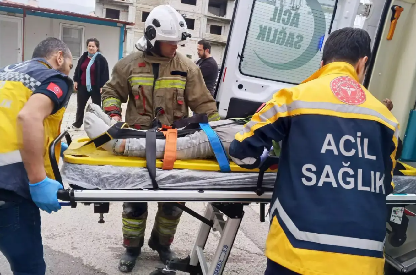 Hatay'da iş kazası: Asansör boşluğuna düşen işçi yaralandı