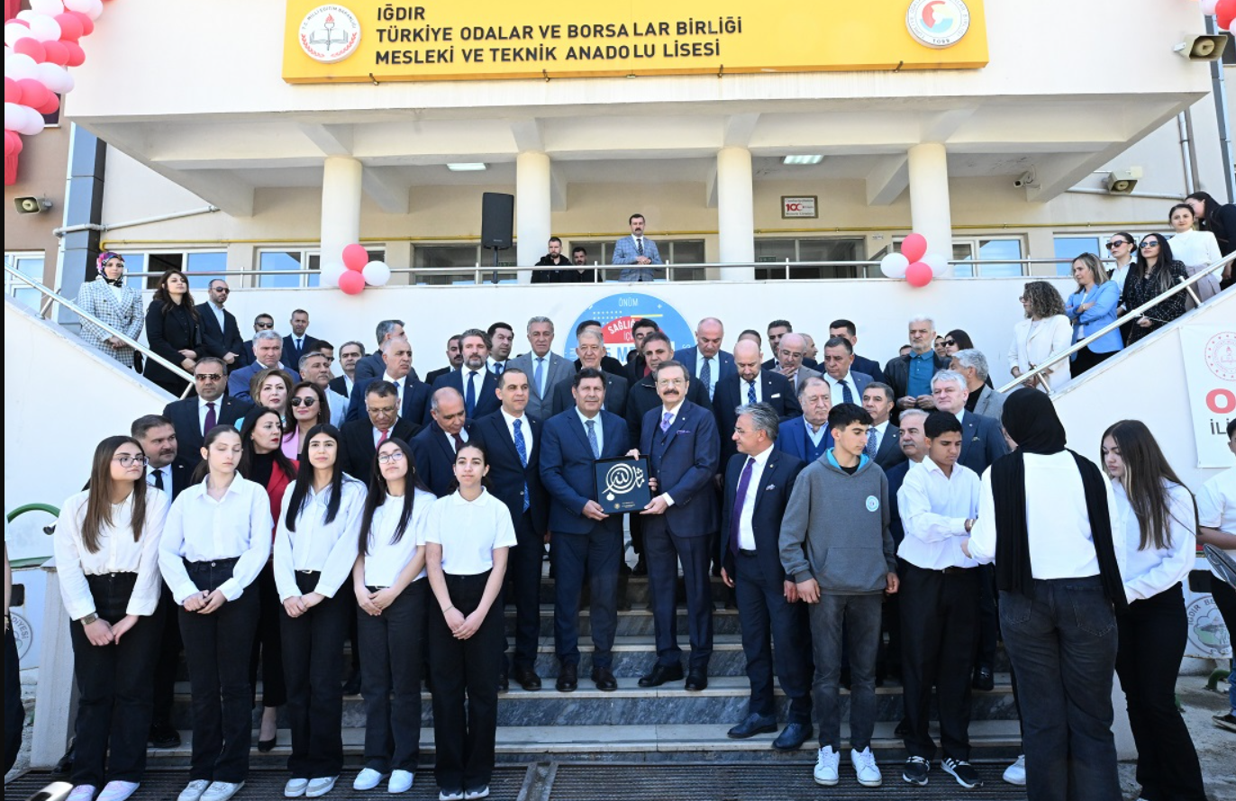 Hisarcıklıoğlu, Iğdır TOBB Mesleki ve Teknik Anadolu Lisesi’nde öğrencilerle buluştu
