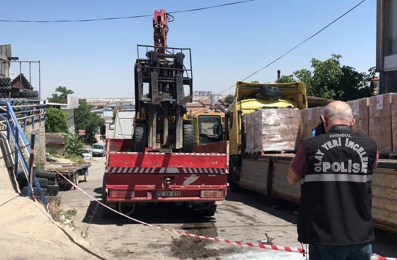 İzmir'de İş Kazası: Bornova'da Forklift ile Tırın Çarpıştığı Olayda Kadın İşçi Yaşamını Yitirdi