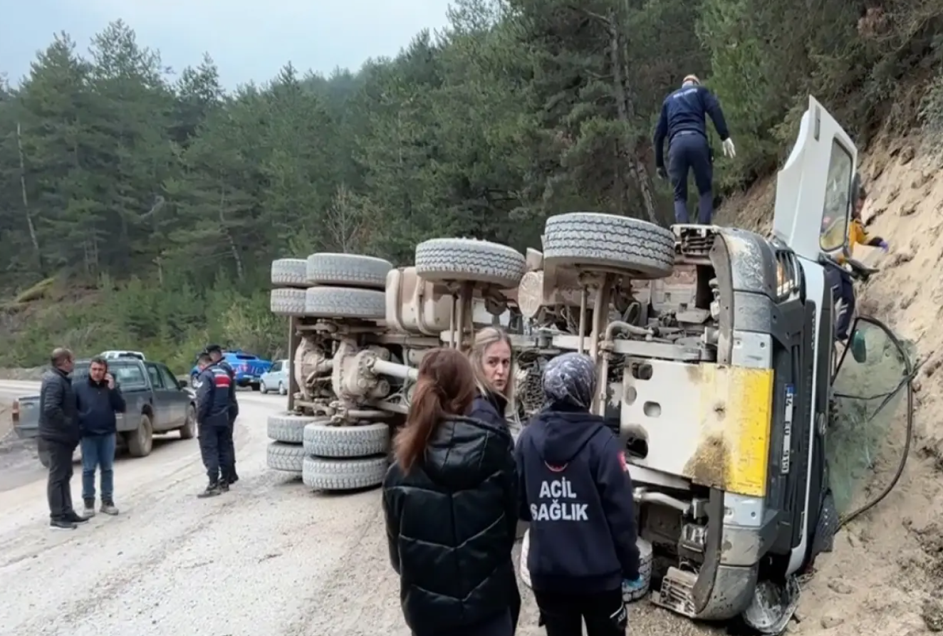 Kum ocağı yolunda iş cinayeti: Devrilen hafriyat kamyonunda sıkışan sürücü yaşamını yitirdi