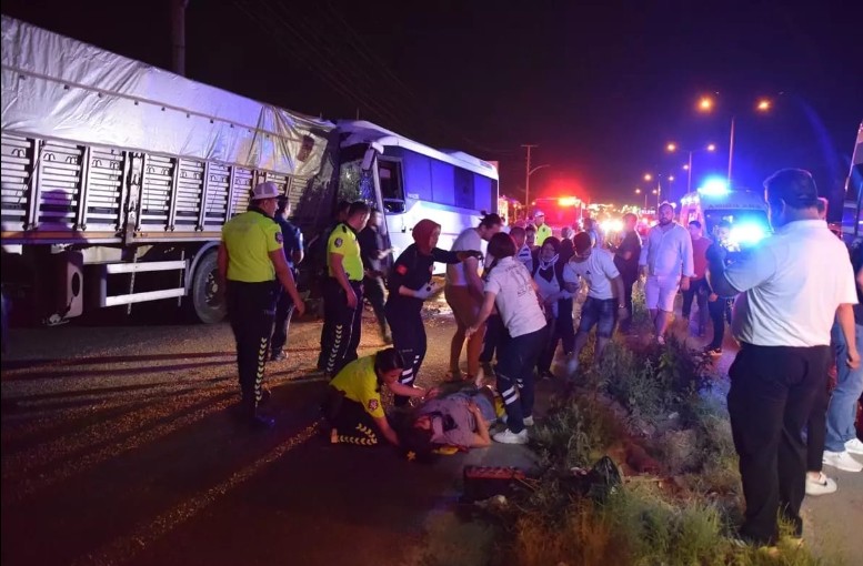 Manisa’da Servis Minibüsü Park Halindeki TIR’a Çarptı: 5’i Ağır, 20 Yaralı