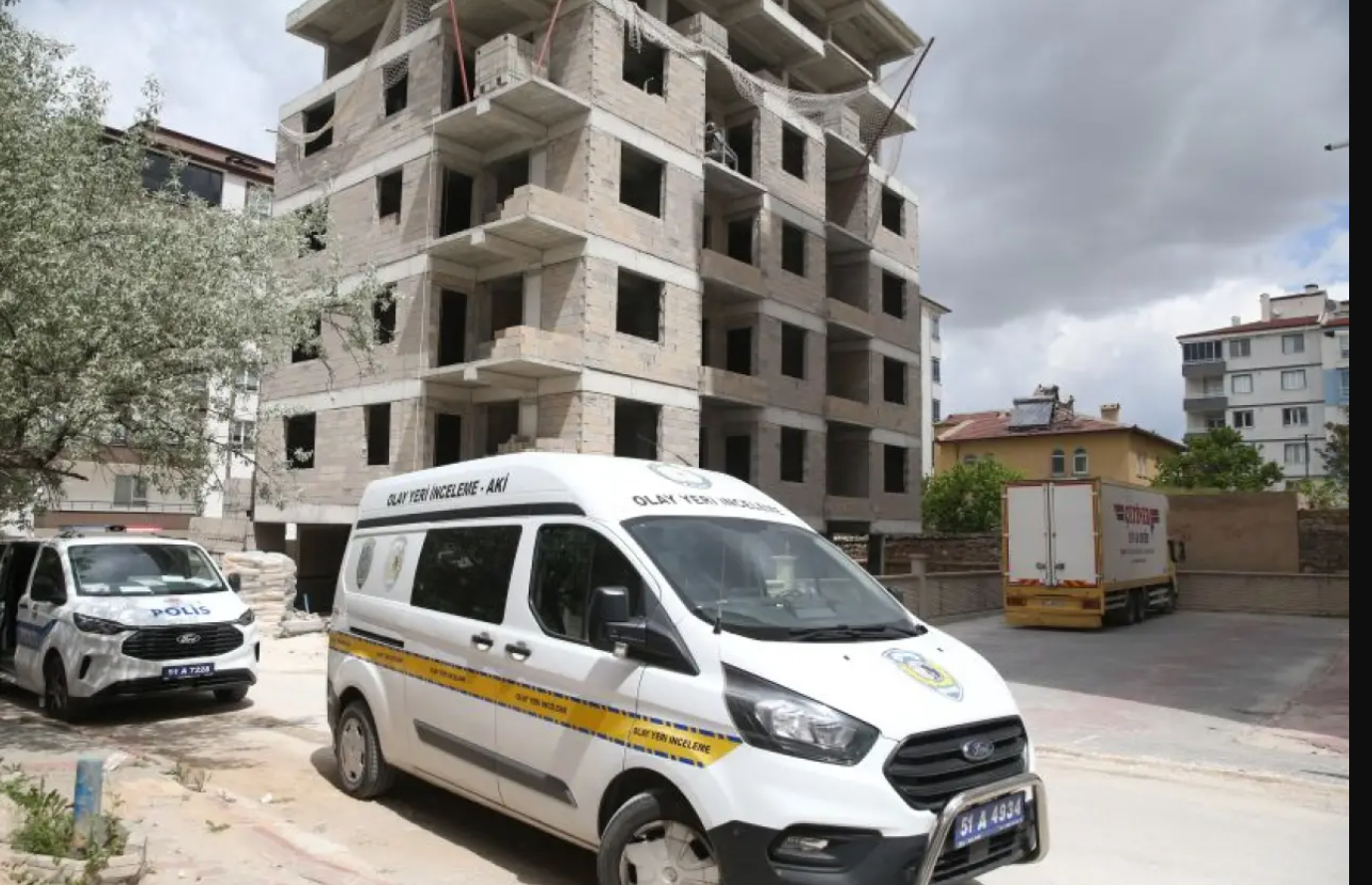 Niğde'de inşaatın 4. katından düşen işçi ağır yaralandı