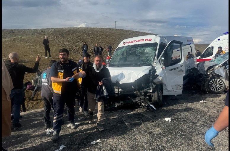 Sivas'ta Kamu Emekçilerini Taşıyan Minibüs Kaza Yaptı: 2 Ölü, 16 Yaralı