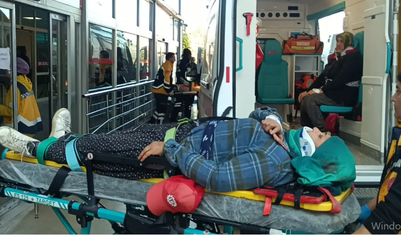 Tarım işçilerini taşıyan minibüs devrildi: 17 kişi yaralandı