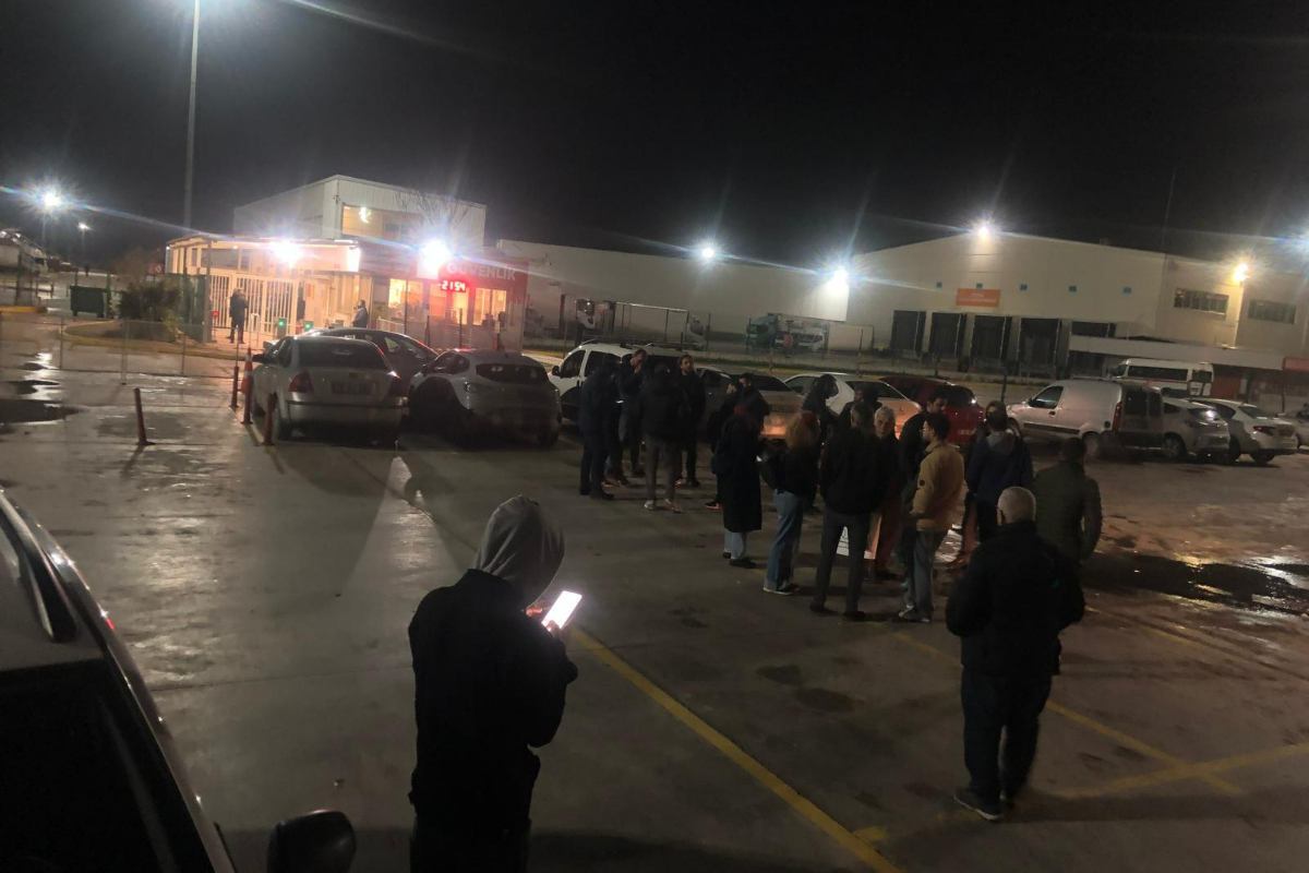 Torbalı Migros depoda işten atıldıklarına dair mesaj gönderilen 31 işçi direnişte