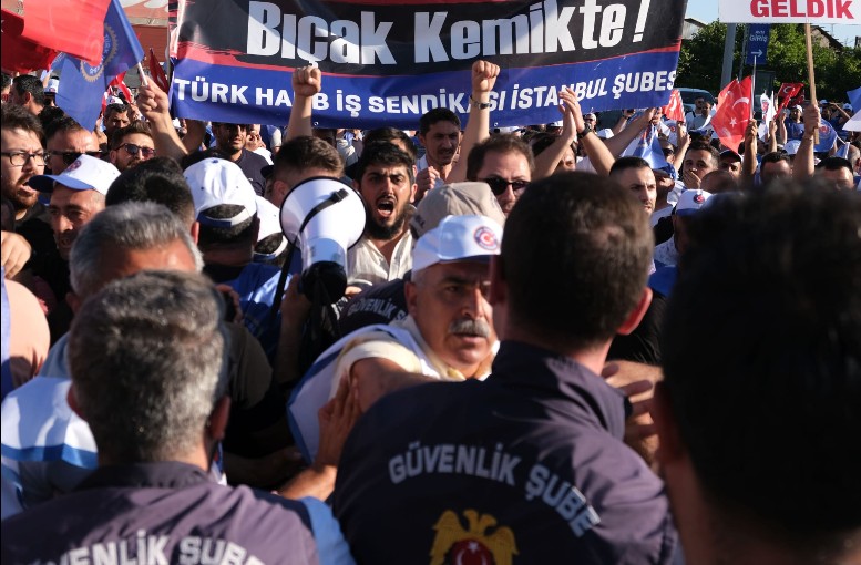 Turkish Public Workers Reject 'Poverty Wage' Offer, Call for Strike Amid Soaring Living Costs