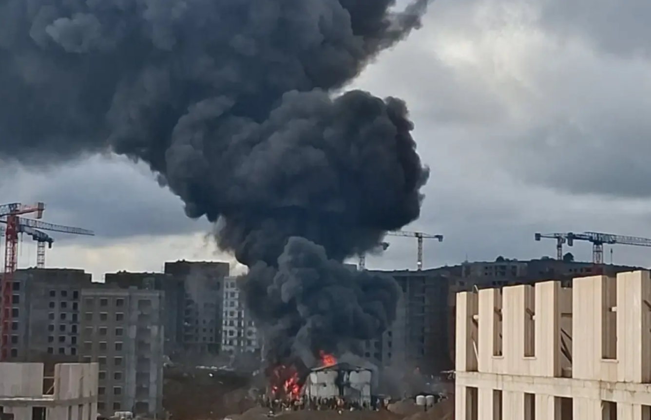 Tuzla'da işçi konteynerinde yangın çıktı