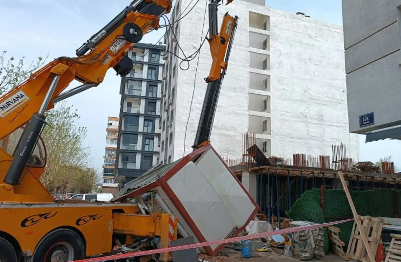 Two Workers Injured After Crane Arm Collapse at Construction Site in İzmir