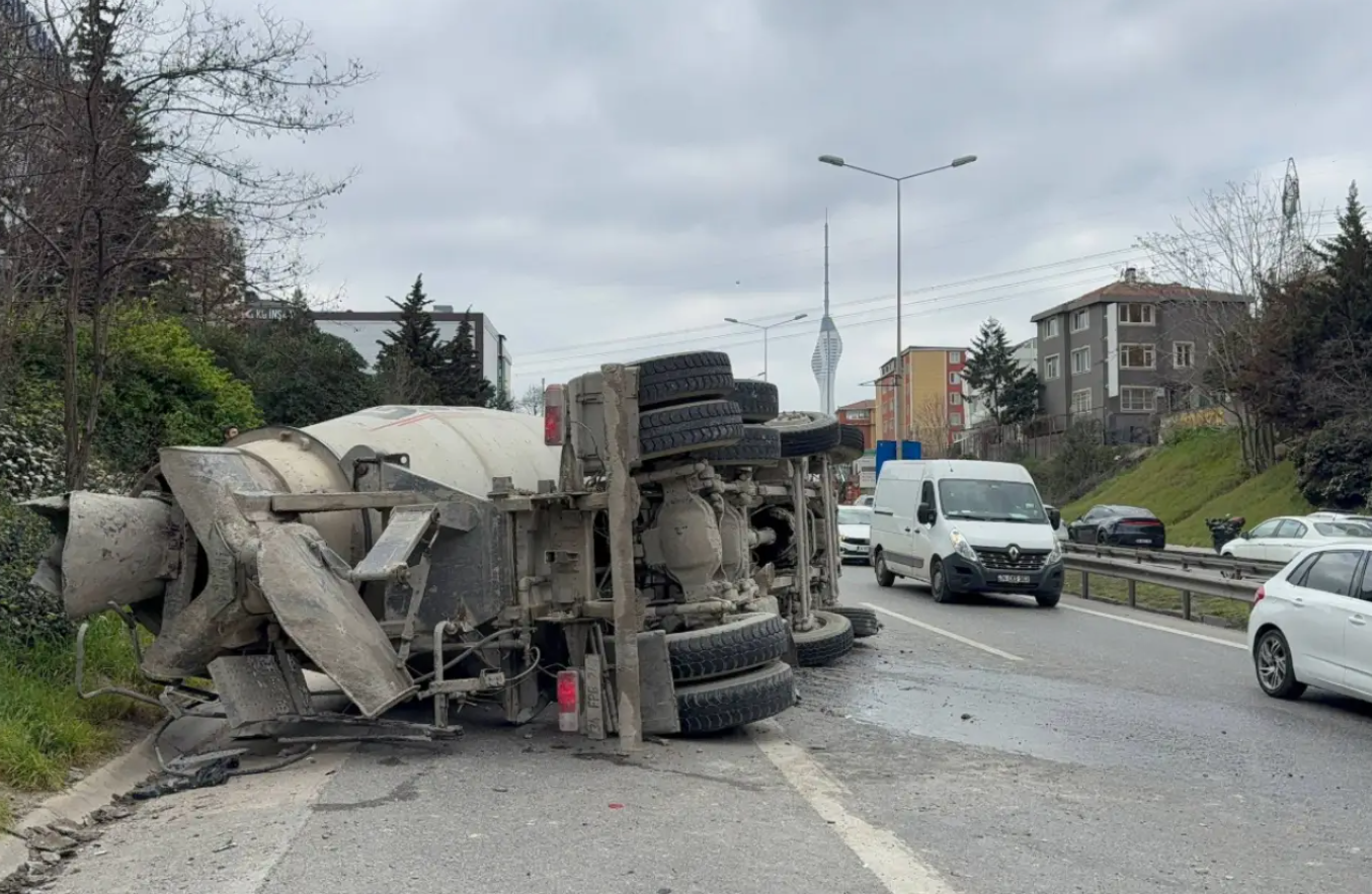 Ümraniye'de devrilen beton mikserinin sürücüsü yaralandı