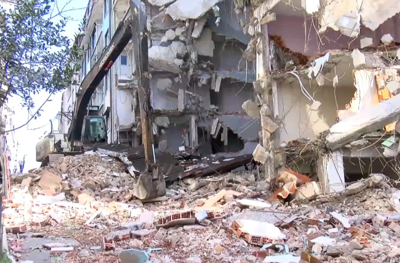 Worker Injured in Istanbul as Debris During Demolition Breaks Excavator Operator’s Leg