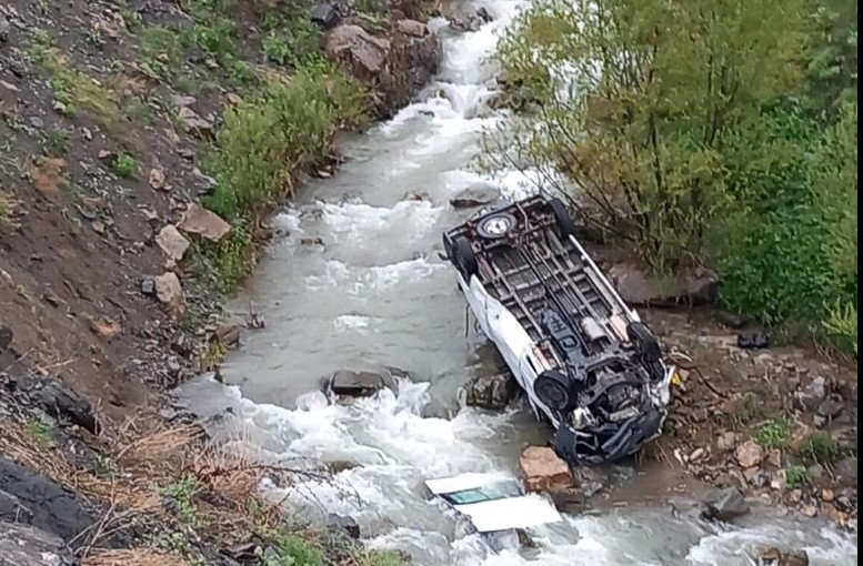 Worker Shuttle Overturned into a Stream in Hakkari: 2 Dead, 3 Injured!